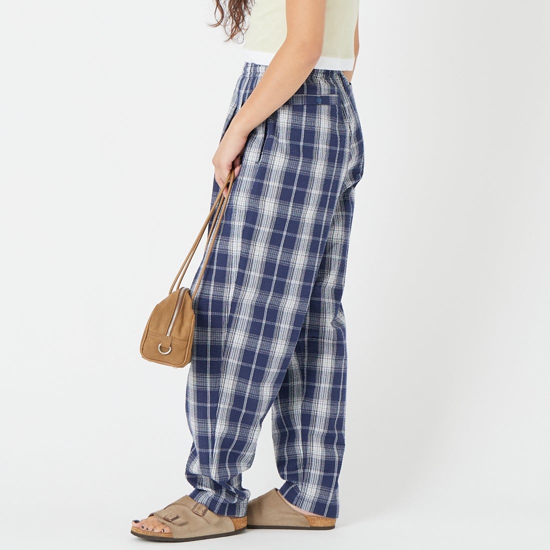 BURLAP OUTFITTER [バーラップ アウトフィッター] シアサッカー プレイドトラックパンツ [PLAID-TRACK-PANT] NAVY/WHITE &&モデル身長：162cm 着用サイズ：S&&
