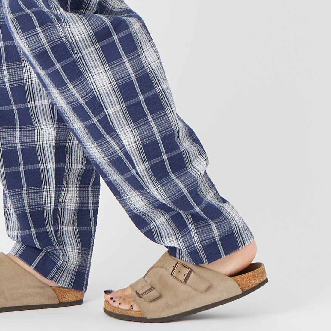 BURLAP OUTFITTER [バーラップ アウトフィッター] シアサッカー プレイドトラックパンツ [PLAID-TRACK-PANT] NAVY/WHITE &&モデル身長：162cm 着用サイズ：S&&