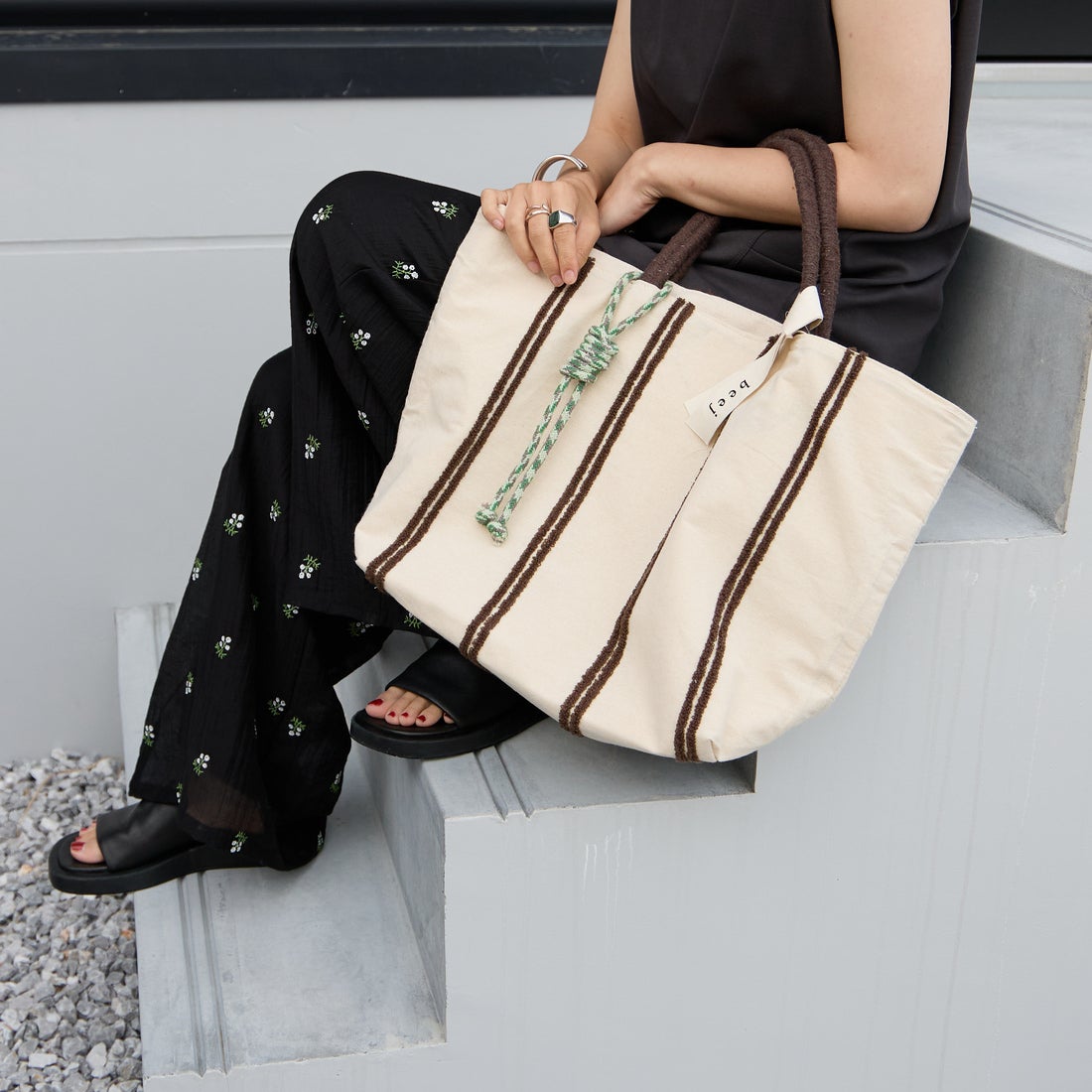 beej [ビージ] ループラインビッグトートバッグ [26SS-PWMI-IT-005] WHITE