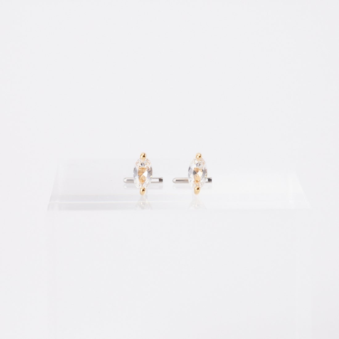 Baqless [バックレス] オネスティ リーフホワイトピアス [261CZ-LF-WH] WHITE