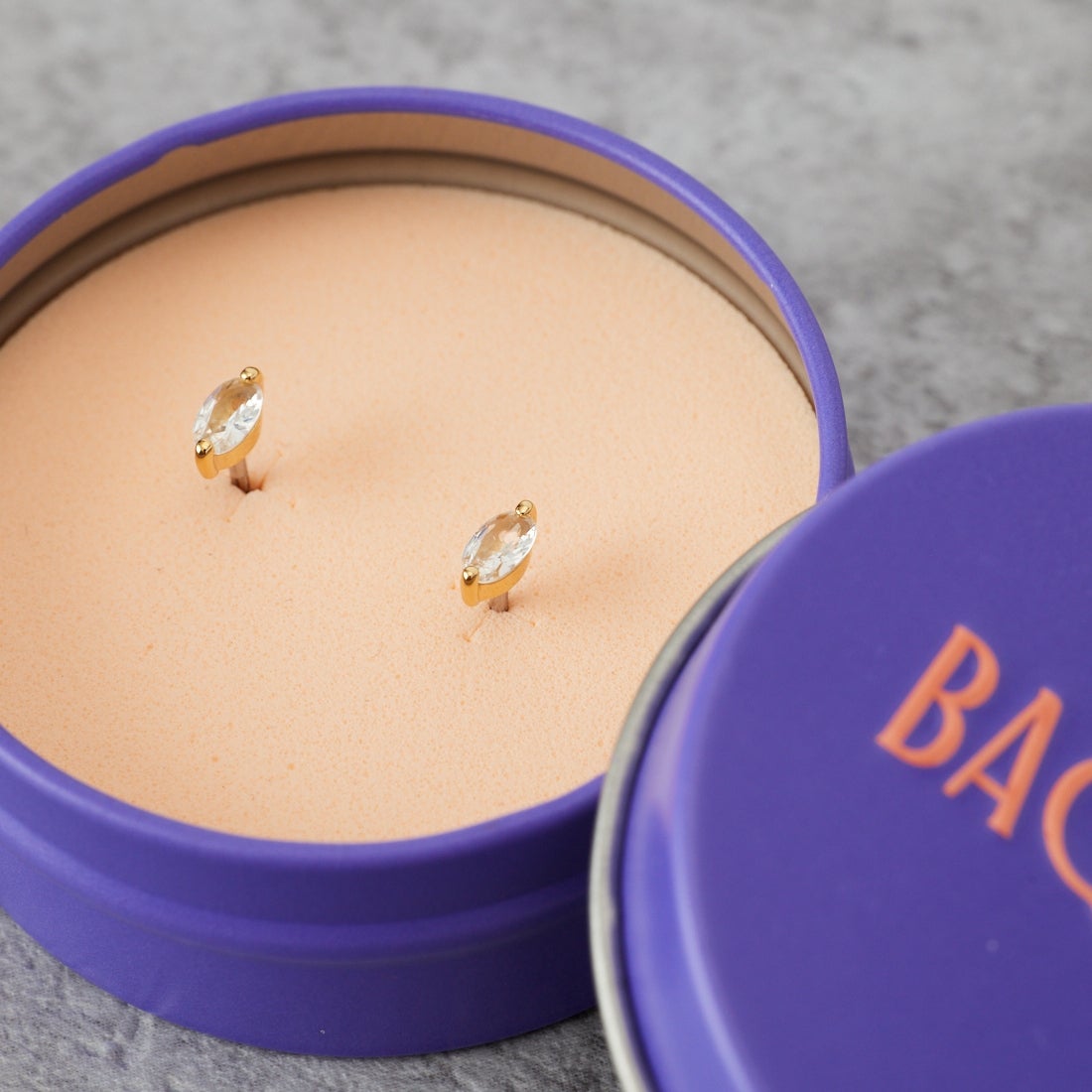 Baqless [バックレス] オネスティ リーフホワイトピアス [261CZ-LF-WH] WHITE