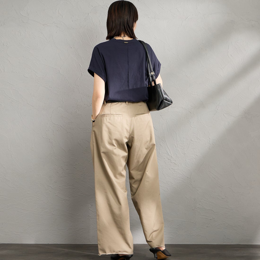 MICA&DEAL [マイカアンドディール] LAIA ロゴヘムラウンドTシャツ [0126209101] NAVY &&モデル身長：160cm 着用サイズ：38&&