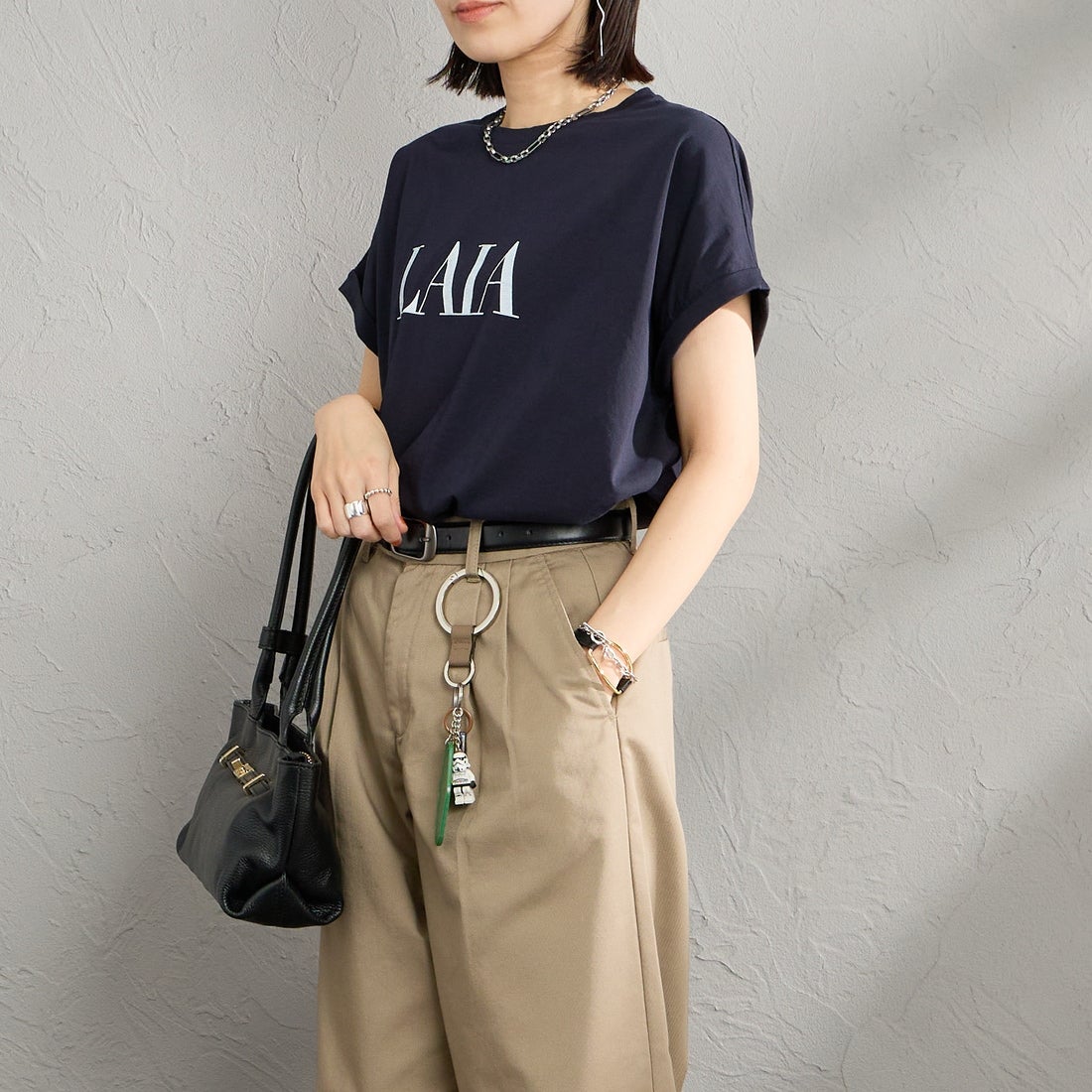 MICA&DEAL [マイカアンドディール] LAIA ロゴヘムラウンドTシャツ [0126209101] NAVY &&モデル身長：160cm 着用サイズ：38&&