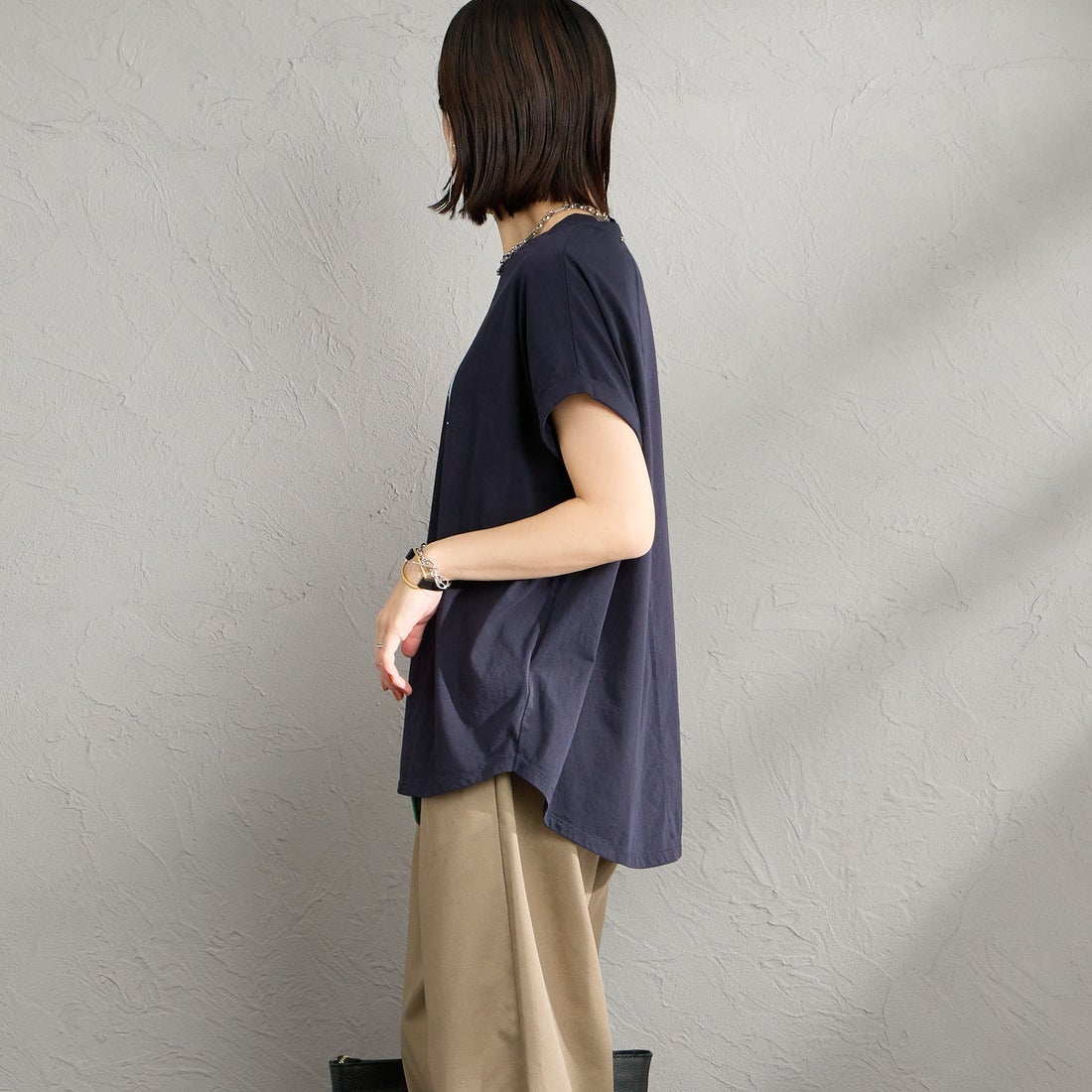 MICA&DEAL [マイカアンドディール] LAIA ロゴヘムラウンドTシャツ [0126209101] NAVY &&モデル身長：160cm 着用サイズ：38&&