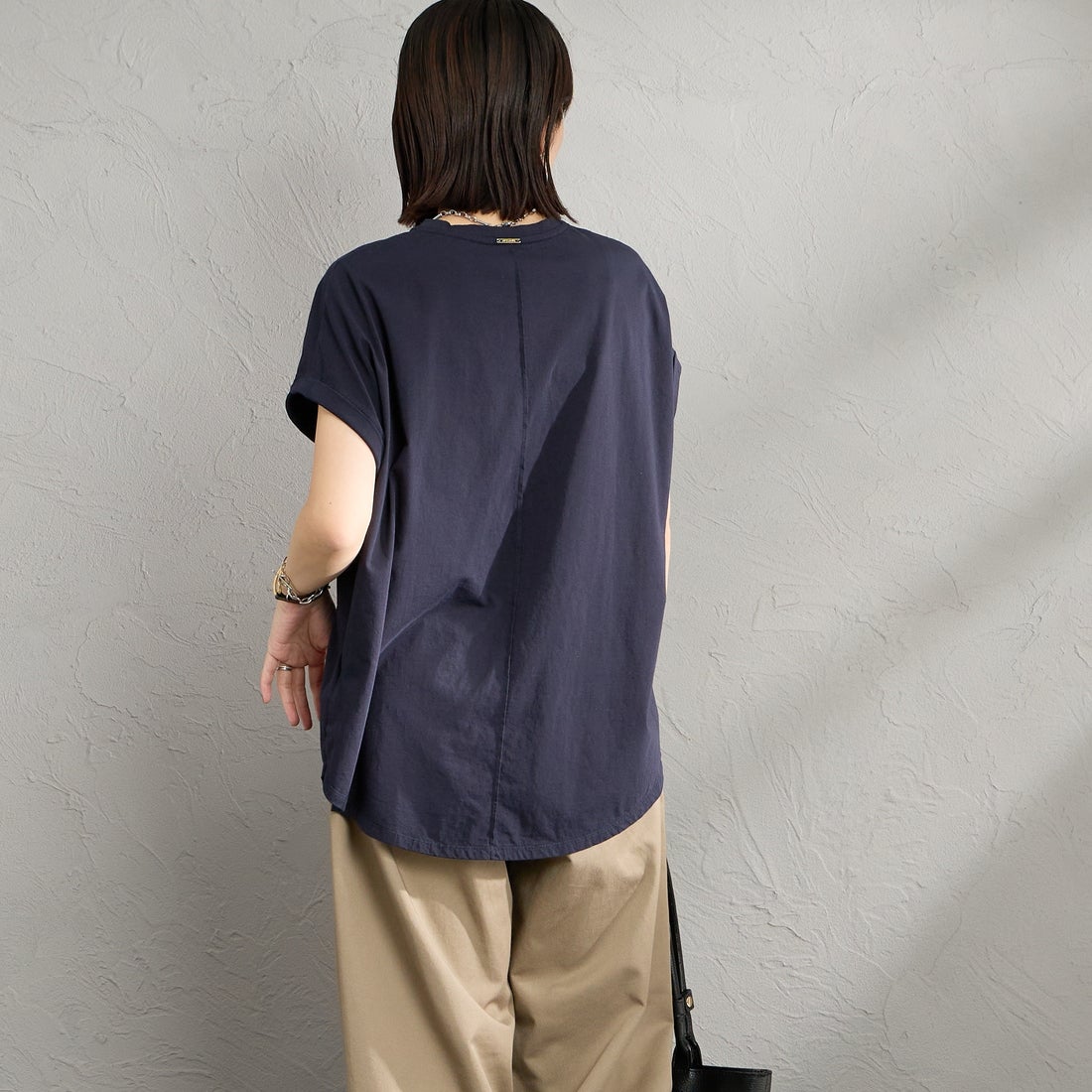 MICA&DEAL [マイカアンドディール] LAIA ロゴヘムラウンドTシャツ [0126209101] NAVY &&モデル身長：160cm 着用サイズ：38&&
