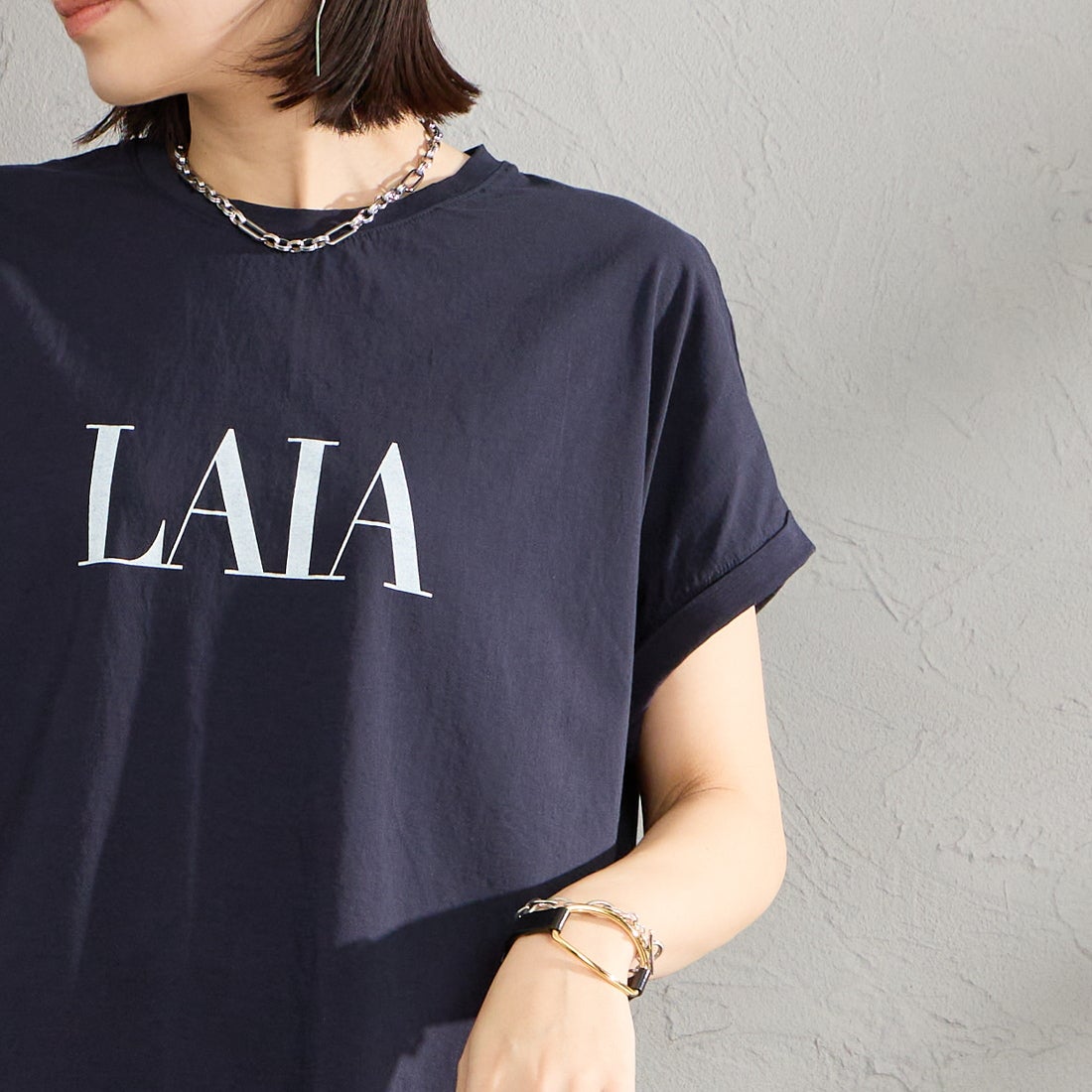 MICA&DEAL [マイカアンドディール] LAIA ロゴヘムラウンドTシャツ [0126209101] NAVY &&モデル身長：160cm 着用サイズ：38&&