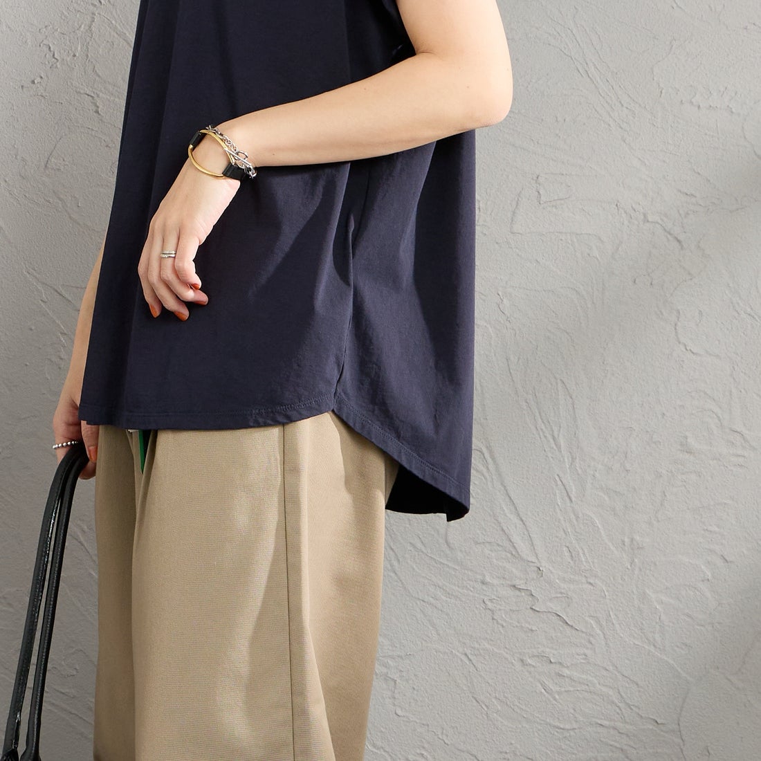 MICA&DEAL [マイカアンドディール] LAIA ロゴヘムラウンドTシャツ [0126209101] NAVY &&モデル身長：160cm 着用サイズ：38&&