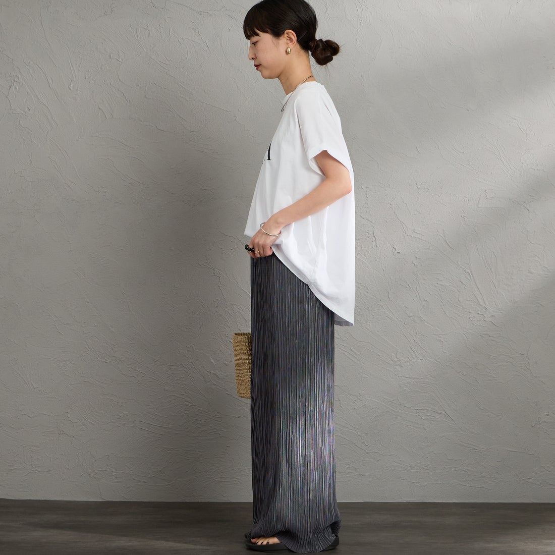 MICA&DEAL [マイカアンドディール] LAIA ロゴヘムラウンドTシャツ [0126209101] WHITE &&モデル身長：150cm 着用サイズ：38&&