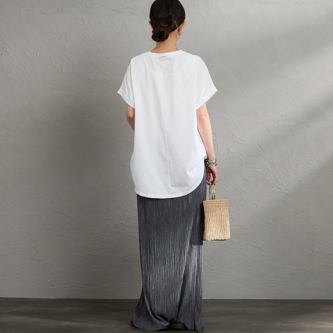 MICA&DEAL [マイカアンドディール] LAIA ロゴヘムラウンドTシャツ [0126209101] WHITE &&モデル身長：150cm 着用サイズ：38&&