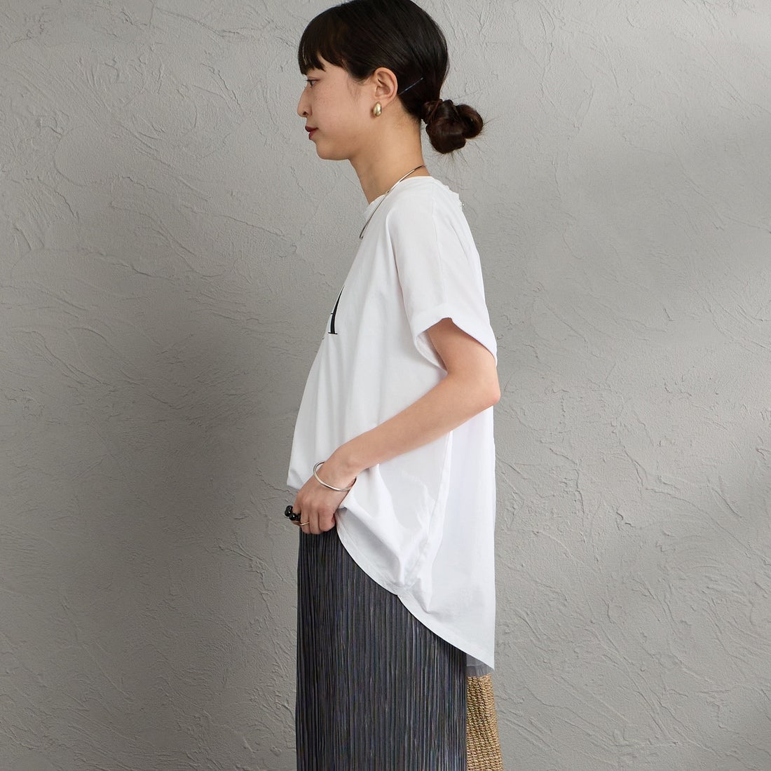 MICA&DEAL [マイカアンドディール] LAIA ロゴヘムラウンドTシャツ [0126209101] WHITE &&モデル身長：150cm 着用サイズ：38&&