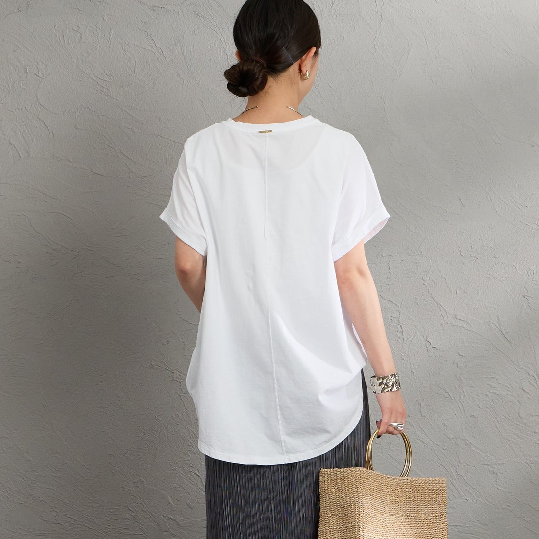 MICA&DEAL [マイカアンドディール] LAIA ロゴヘムラウンドTシャツ [0126209101] WHITE &&モデル身長：150cm 着用サイズ：38&&