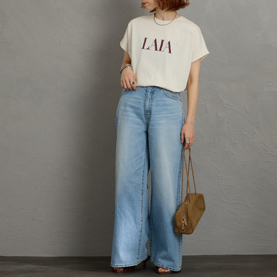 MICA&DEAL [マイカアンドディール] LAIA ロゴヘムラウンドTシャツ [0126209101] L/BEIGE &&モデル身長：158cm 着用サイズ：38&&