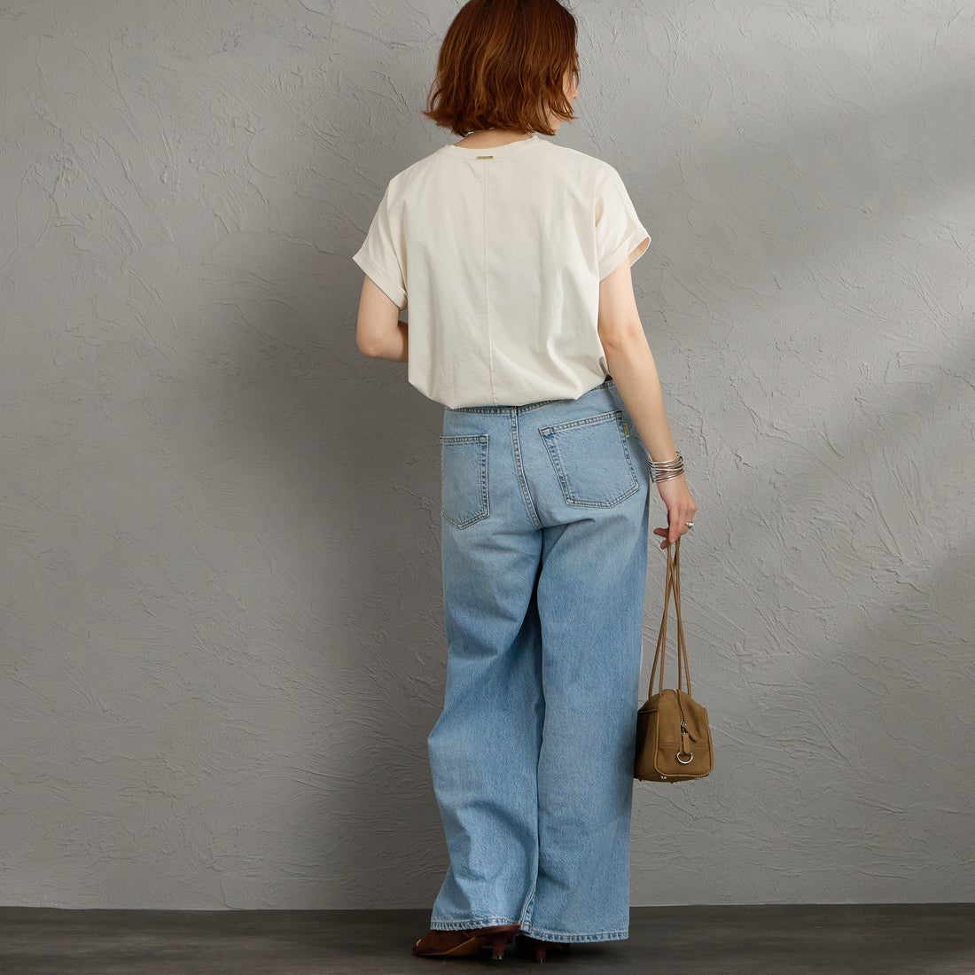 MICA&DEAL [マイカアンドディール] LAIA ロゴヘムラウンドTシャツ [0126209101] L/BEIGE &&モデル身長：158cm 着用サイズ：38&&