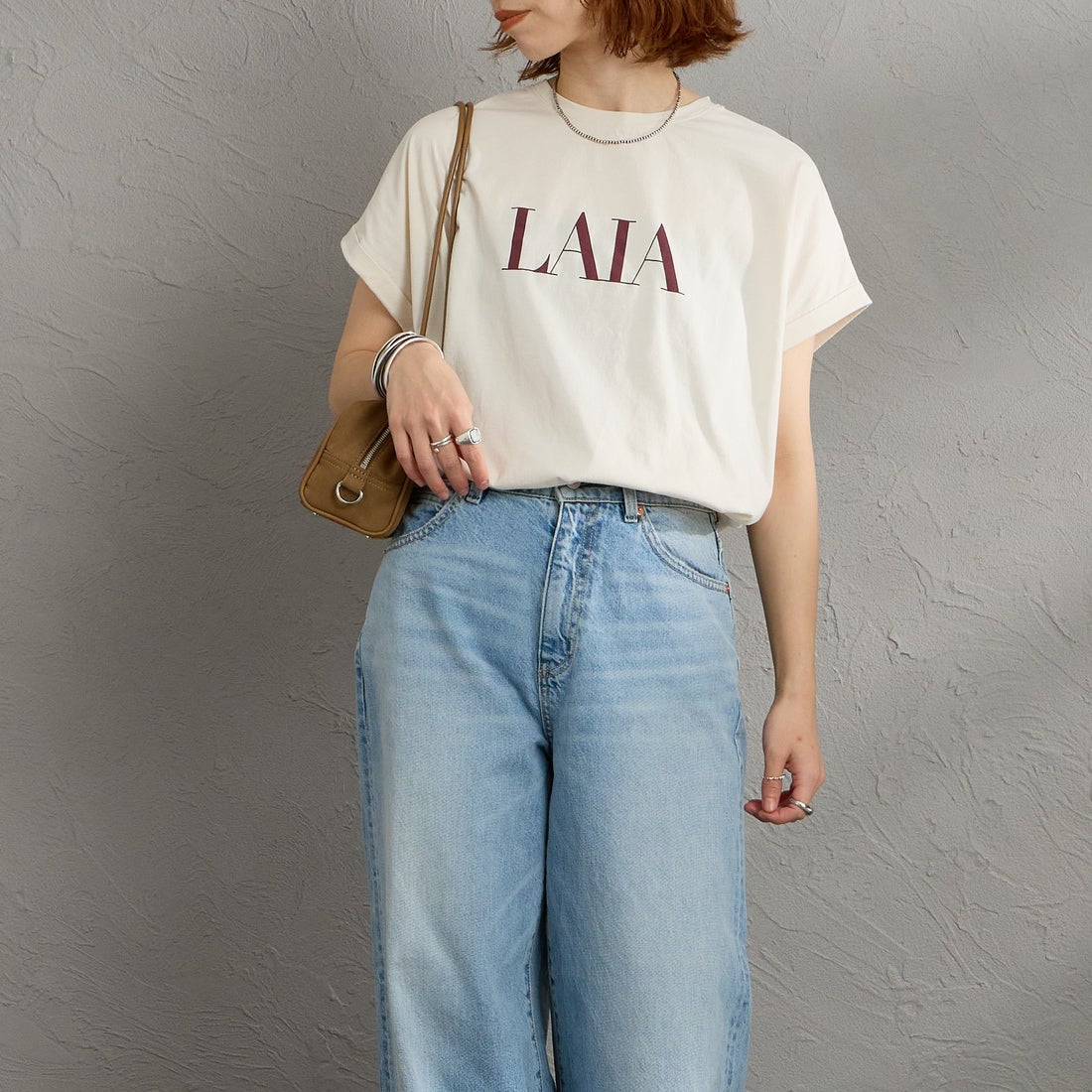MICA&DEAL [マイカアンドディール] LAIA ロゴヘムラウンドTシャツ [0126209101] L/BEIGE &&モデル身長：158cm 着用サイズ：38&&