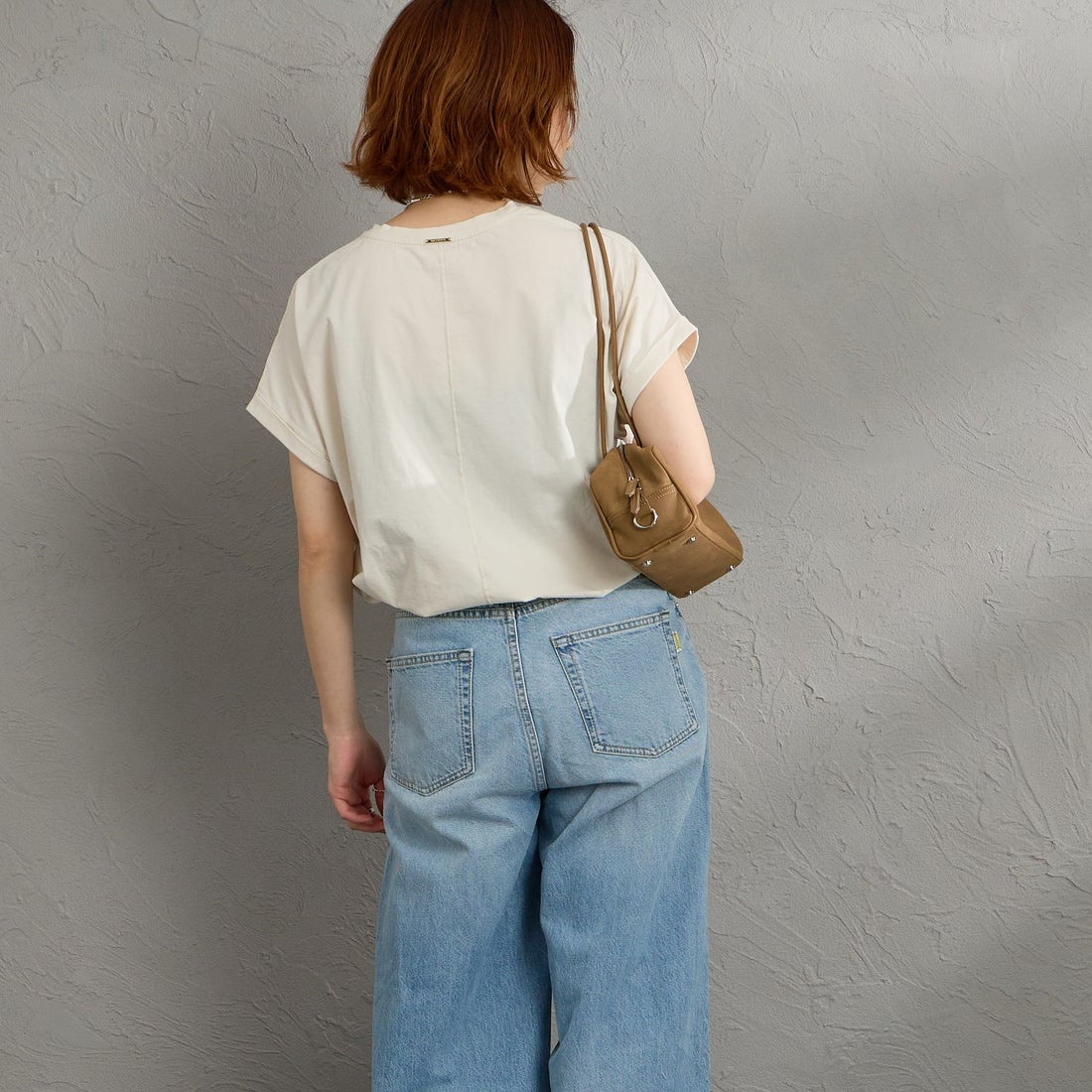 MICA&DEAL [マイカアンドディール] LAIA ロゴヘムラウンドTシャツ [0126209101] L/BEIGE &&モデル身長：158cm 着用サイズ：38&&