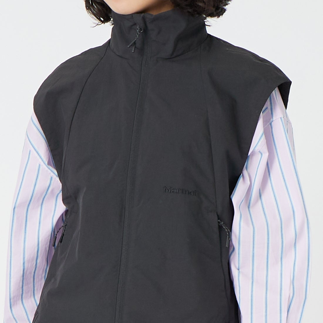 Marmot [マーモット] ウィメンズ マウンテンショートベスト [MTSS26WVT014] BLACK &&モデル身長：162cm 着用サイズ：M&&