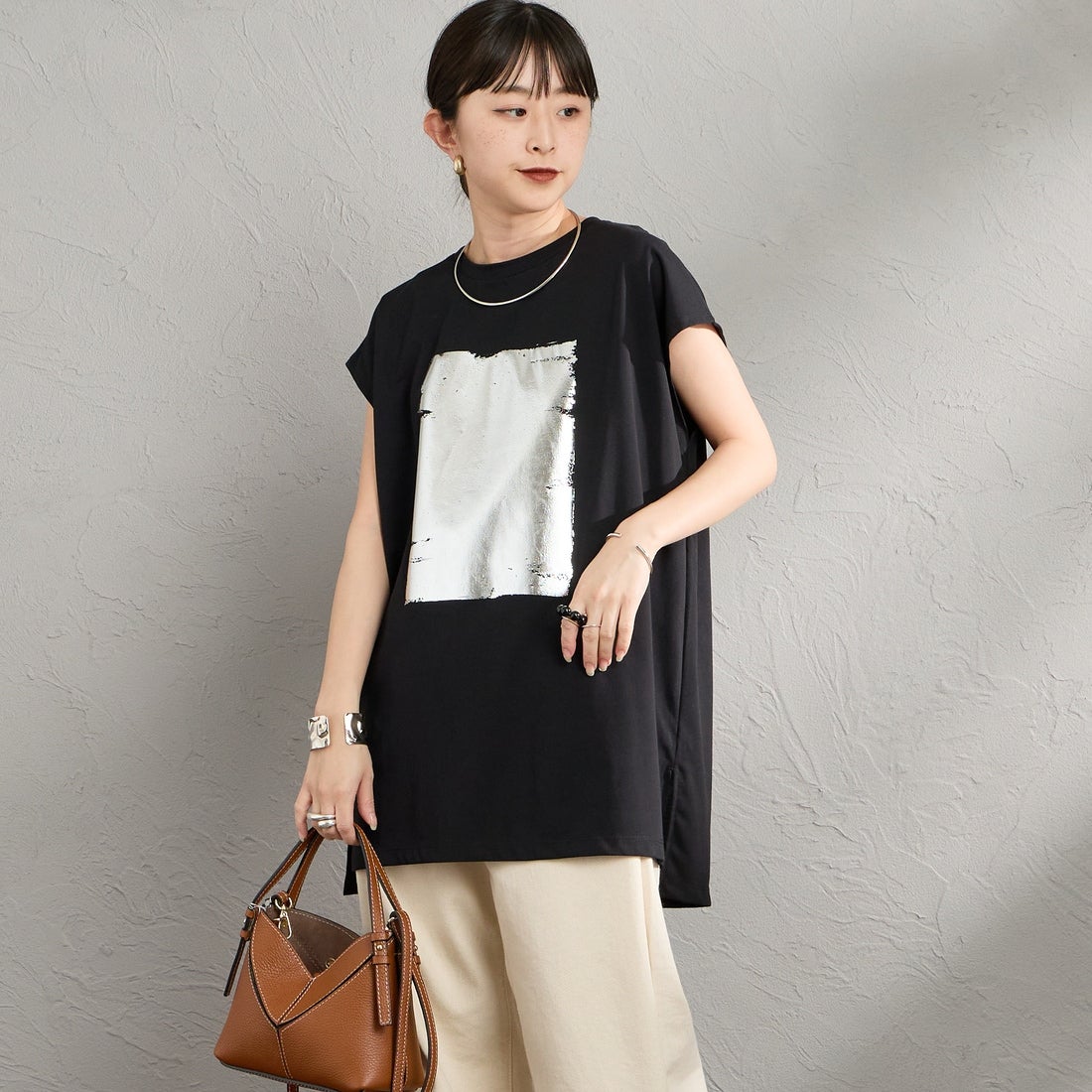 Maison de L'allure [メゾン ドゥ ラリュール] ボックス箔プリントTシャツ [M26312014] 09 BLACK &&モデル身長：150cm 着用サイズ：F&&