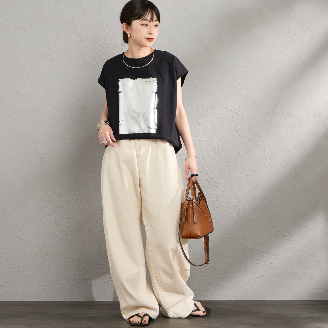 Maison de L'allure [メゾン ドゥ ラリュール] ボックス箔プリントTシャツ [M26312014] 09 BLACK &&モデル身長：150cm 着用サイズ：F&&