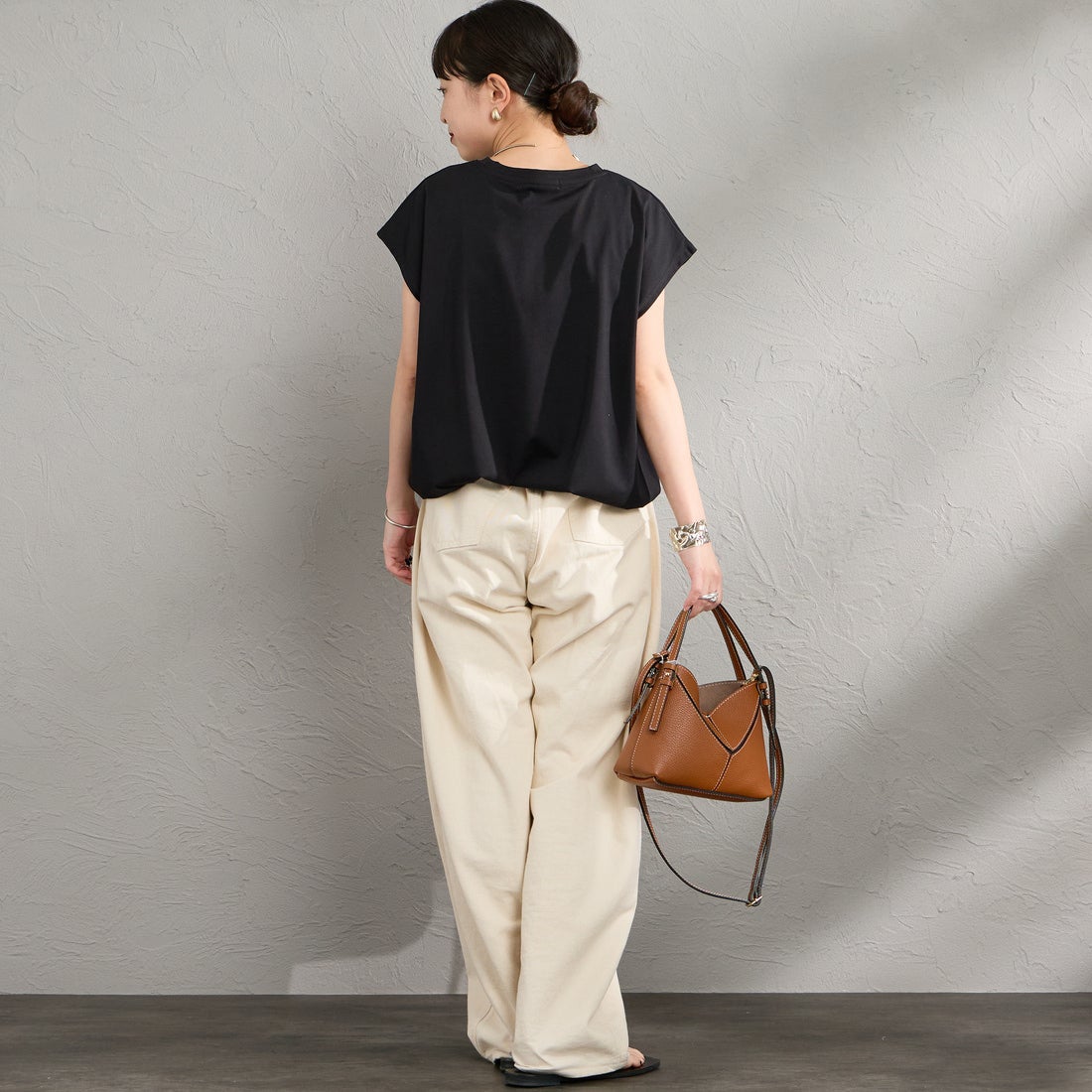 Maison de L'allure [メゾン ドゥ ラリュール] ボックス箔プリントTシャツ [M26312014] 09 BLACK &&モデル身長：150cm 着用サイズ：F&&
