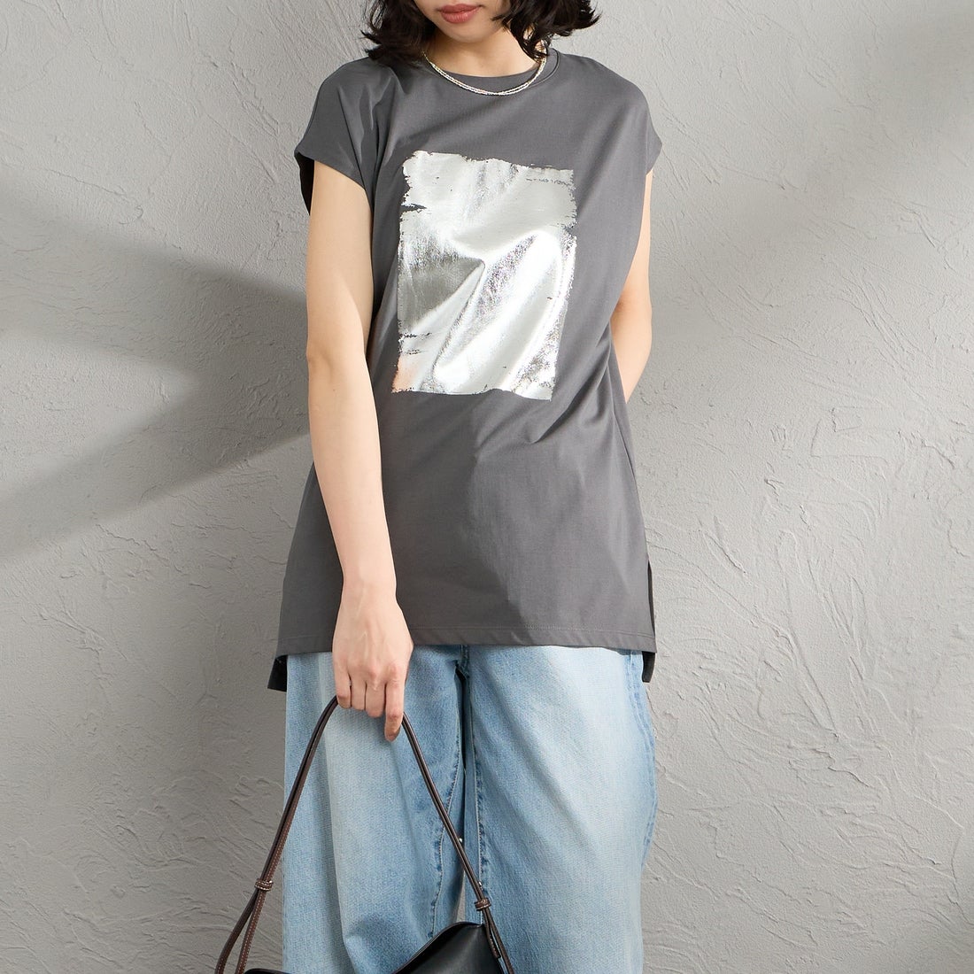 Maison de L'allure [メゾン ドゥ ラリュール] ボックス箔プリントTシャツ [M26312014] 08 CHARCOA &&モデル身長：162cm 着用サイズ：F&&