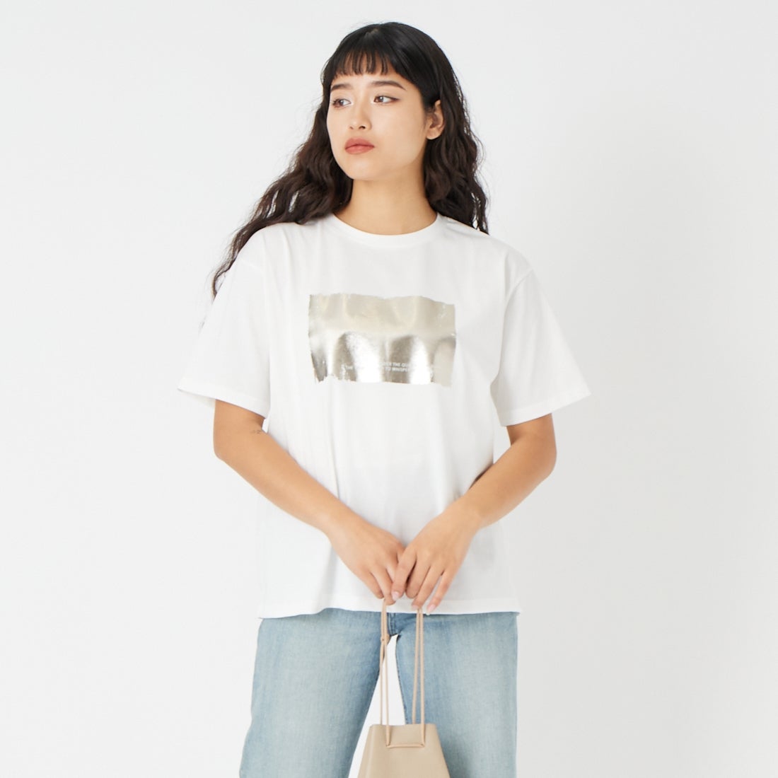 Maison de L'allure [メゾン ドゥ ラリュール] アソートボックス箔ロゴプリントTシャツ [M26312015] 01 WHITE &&モデル身長：162cm 着用サイズ：F&&