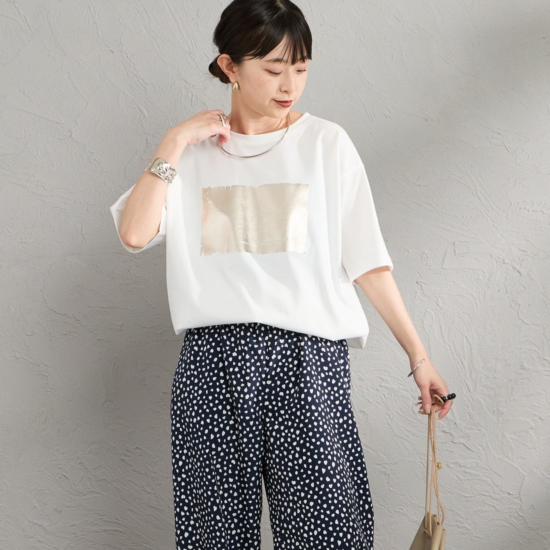 Maison de L'allure [メゾン ドゥ ラリュール] アソートボックス箔ロゴプリントTシャツ [M26312015] 01 WHITE &&モデル身長：150cm 着用サイズ：F&&