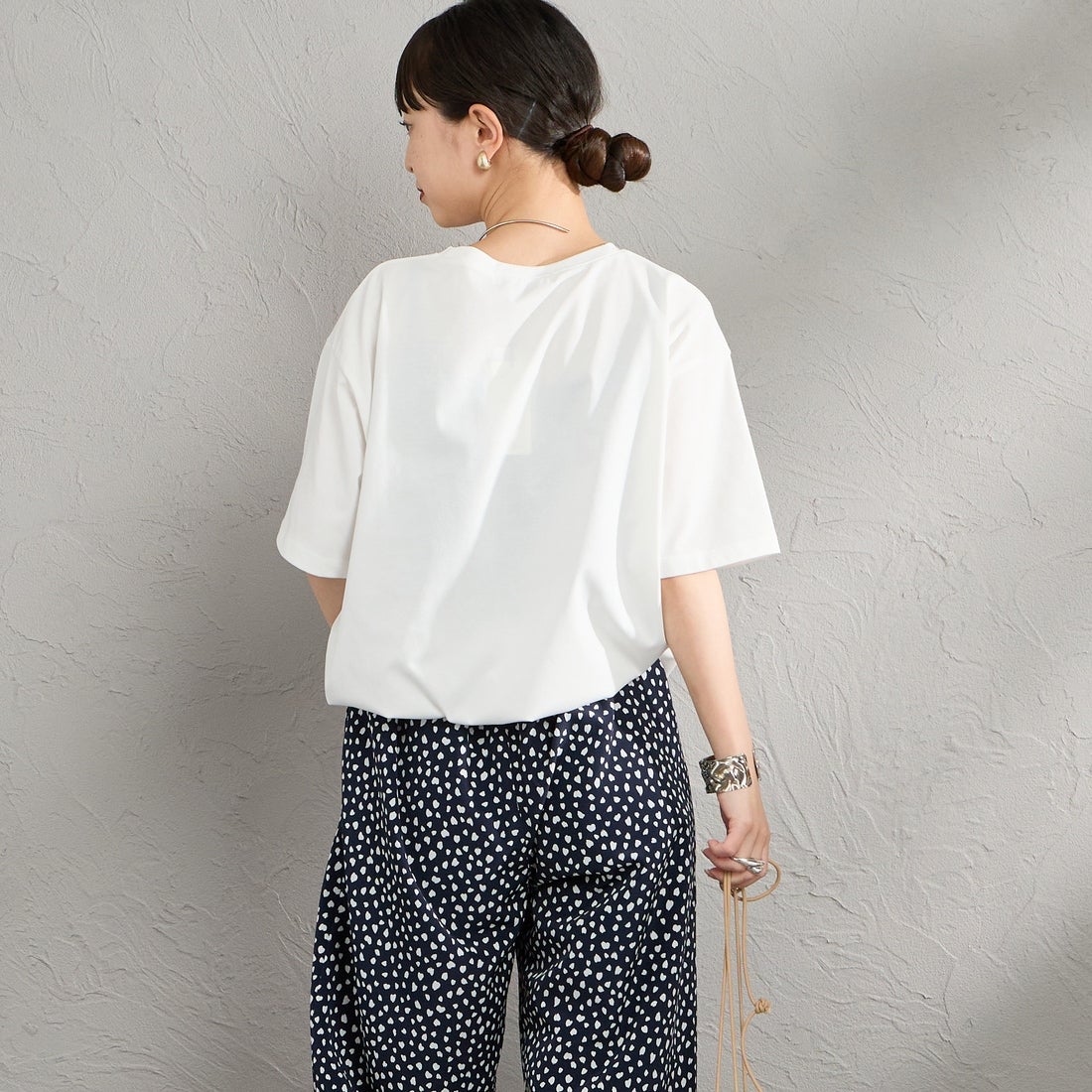 Maison de L'allure [メゾン ドゥ ラリュール] アソートボックス箔ロゴプリントTシャツ [M26312015] 01 WHITE &&モデル身長：150cm 着用サイズ：F&&