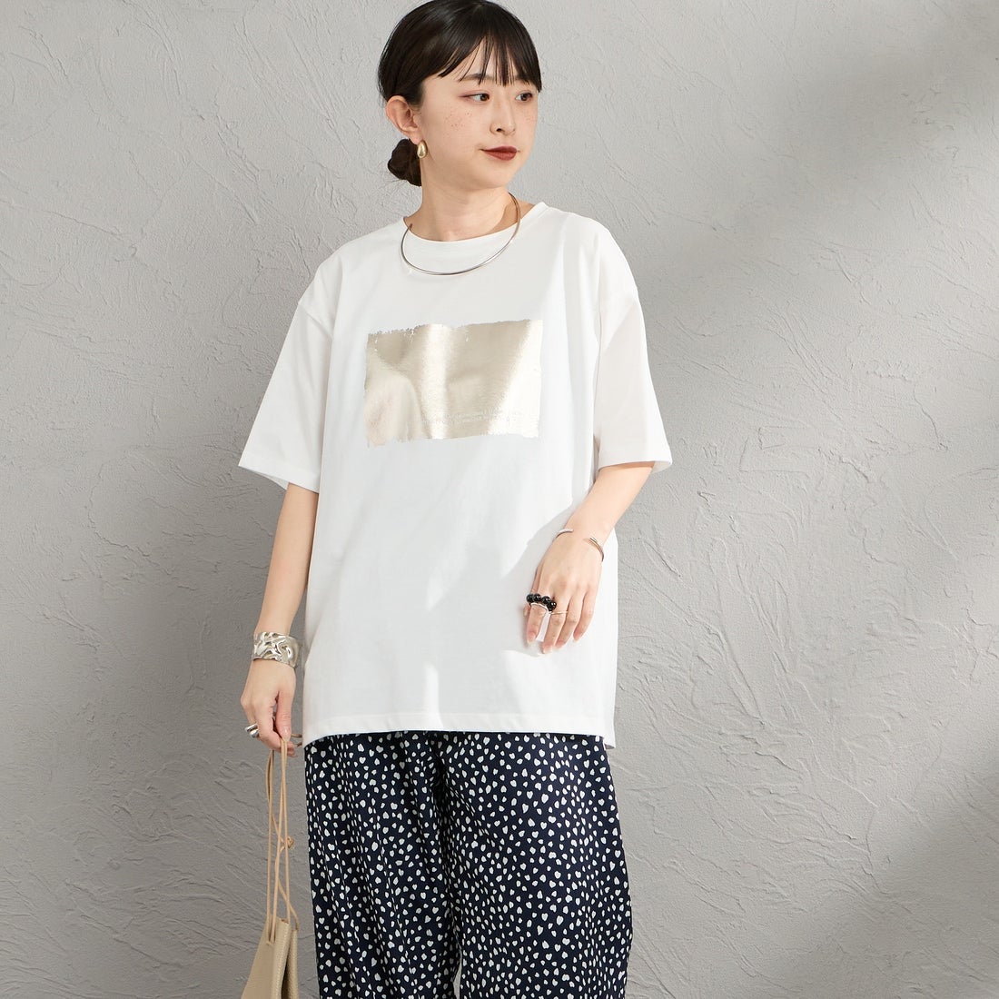 Maison de L'allure [メゾン ドゥ ラリュール] アソートボックス箔ロゴプリントTシャツ [M26312015] 01 WHITE &&モデル身長：150cm 着用サイズ：F&&