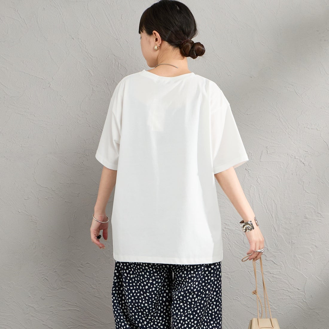 Maison de L'allure [メゾン ドゥ ラリュール] アソートボックス箔ロゴプリントTシャツ [M26312015] 01 WHITE &&モデル身長：150cm 着用サイズ：F&&