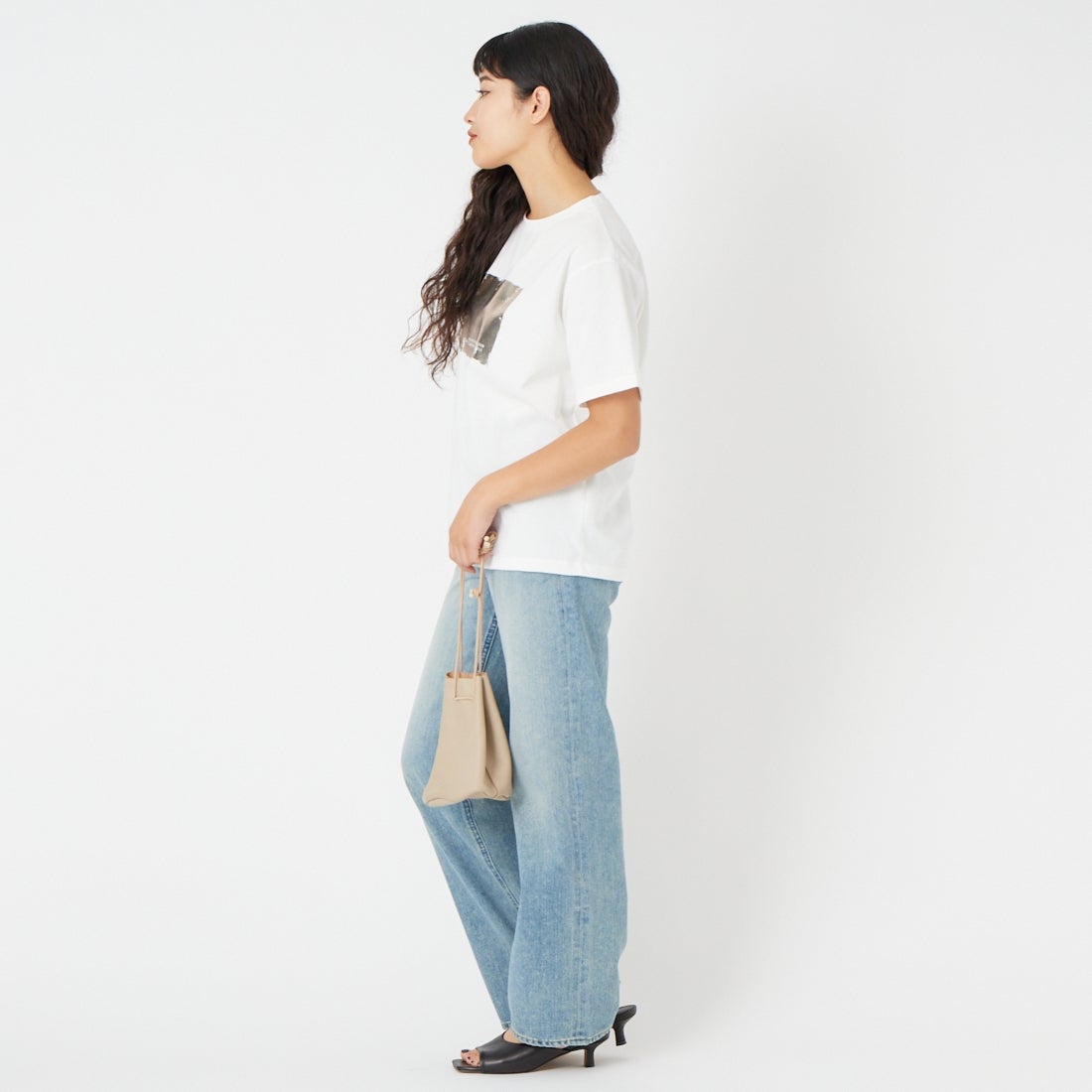 Maison de L'allure [メゾン ドゥ ラリュール] アソートボックス箔ロゴプリントTシャツ [M26312015] 01 WHITE &&モデル身長：162cm 着用サイズ：F&&