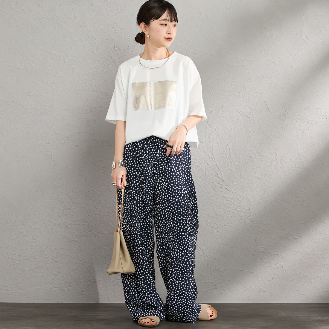 Maison de L'allure [メゾン ドゥ ラリュール] アソートボックス箔ロゴプリントTシャツ [M26312015] 01 WHITE &&モデル身長：150cm 着用サイズ：F&&
