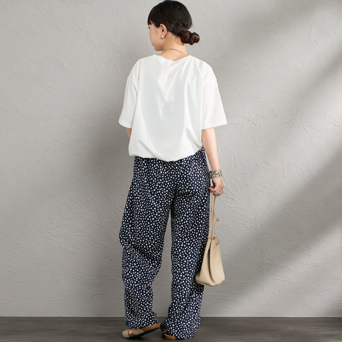 Maison de L'allure [メゾン ドゥ ラリュール] アソートボックス箔ロゴプリントTシャツ [M26312015] 01 WHITE &&モデル身長：150cm 着用サイズ：F&&
