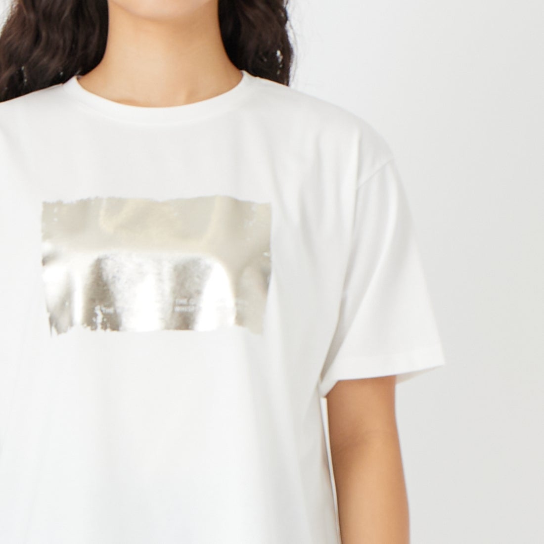 Maison de L'allure [メゾン ドゥ ラリュール] アソートボックス箔ロゴプリントTシャツ [M26312015] 01 WHITE &&モデル身長：162cm 着用サイズ：F&&