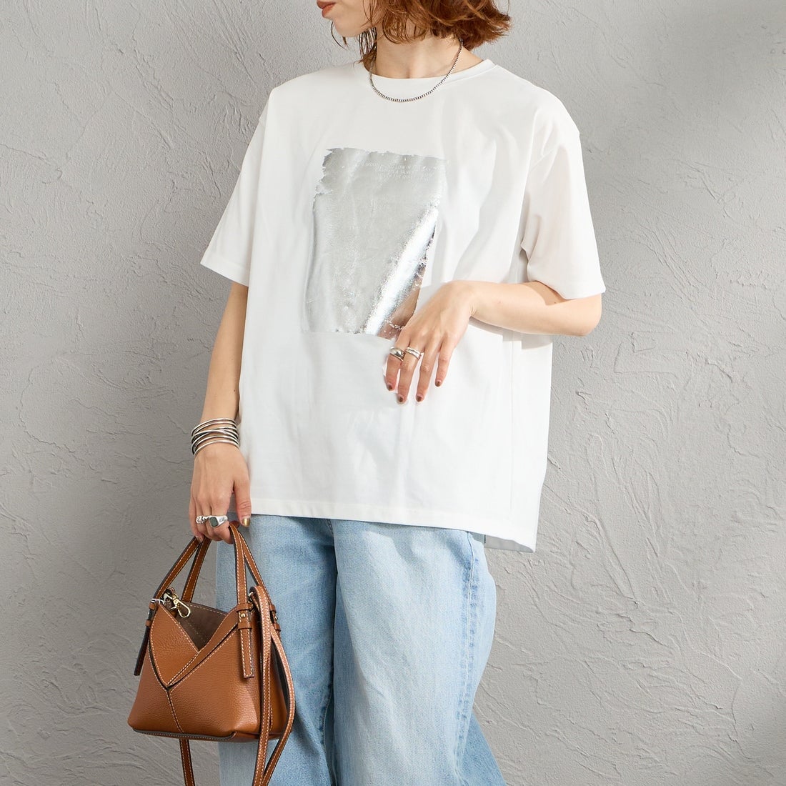 Maison de L'allure [メゾン ドゥ ラリュール] アソートボックス箔ロゴプリントTシャツ [M26312015] 02 OFF &&モデル身長：158cm 着用サイズ：F&&