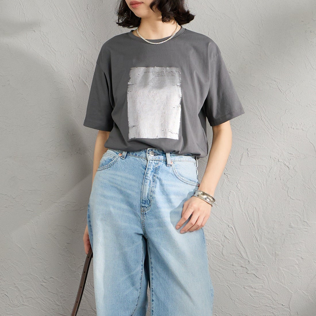 Maison de L'allure [メゾン ドゥ ラリュール] アソートボックス箔ロゴプリントTシャツ [M26312015] 08 CHARCOA &&モデル身長：162cm 着用サイズ：F&&