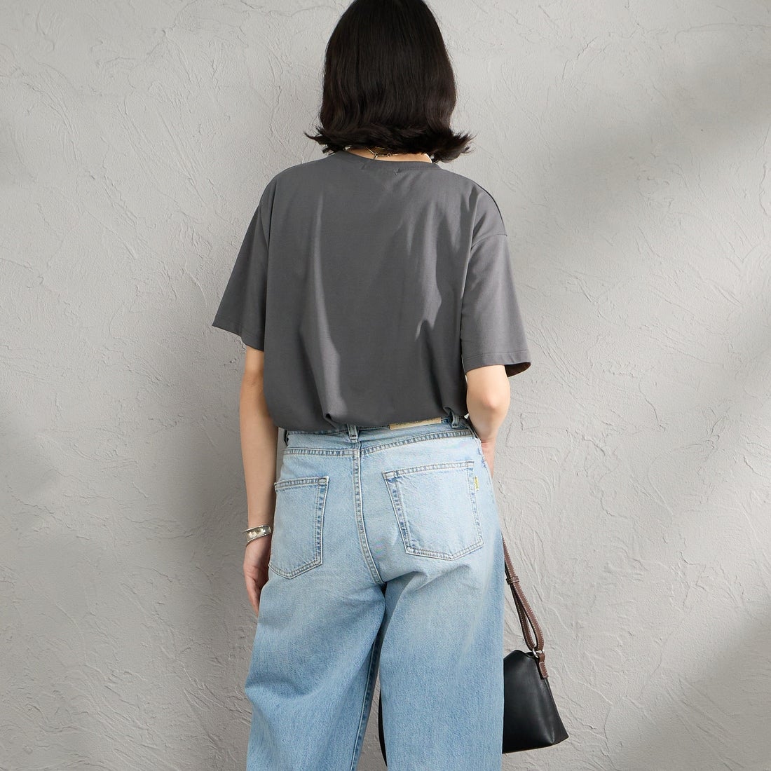 Maison de L'allure [メゾン ドゥ ラリュール] アソートボックス箔ロゴプリントTシャツ [M26312015] 08 CHARCOA &&モデル身長：162cm 着用サイズ：F&&