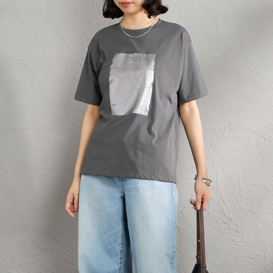 Maison de L'allure [メゾン ドゥ ラリュール] アソートボックス箔ロゴプリントTシャツ [M26312015] 08 CHARCOA &&モデル身長：162cm 着用サイズ：F&&