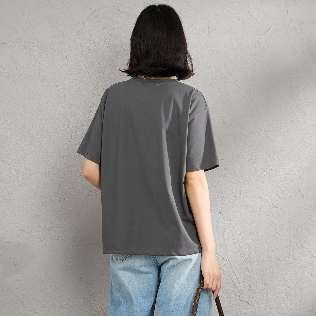 Maison de L'allure [メゾン ドゥ ラリュール] アソートボックス箔ロゴプリントTシャツ [M26312015] 08 CHARCOA &&モデル身長：162cm 着用サイズ：F&&