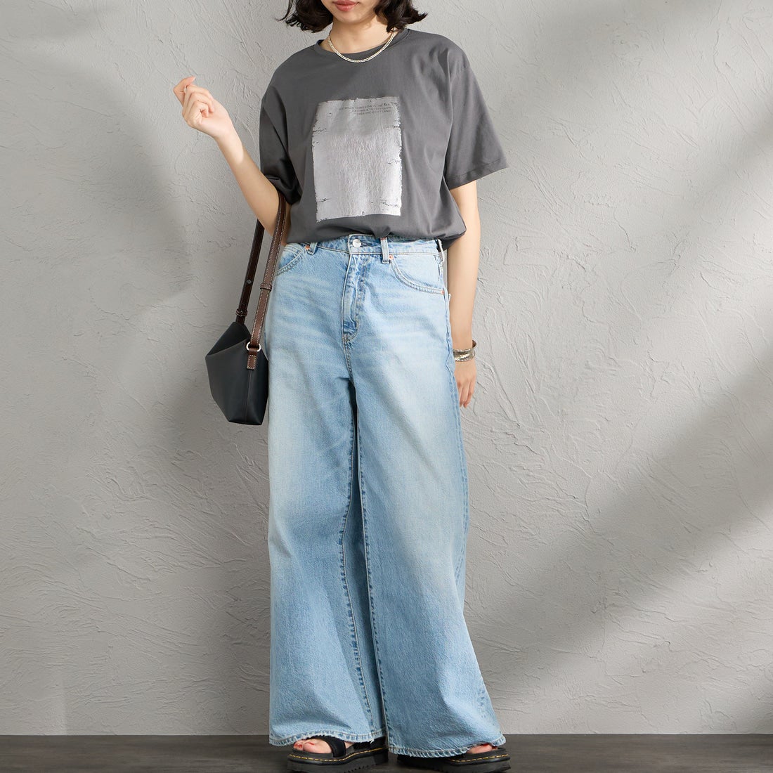 Maison de L'allure [メゾン ドゥ ラリュール] アソートボックス箔ロゴプリントTシャツ [M26312015] 08 CHARCOA &&モデル身長：162cm 着用サイズ：F&&