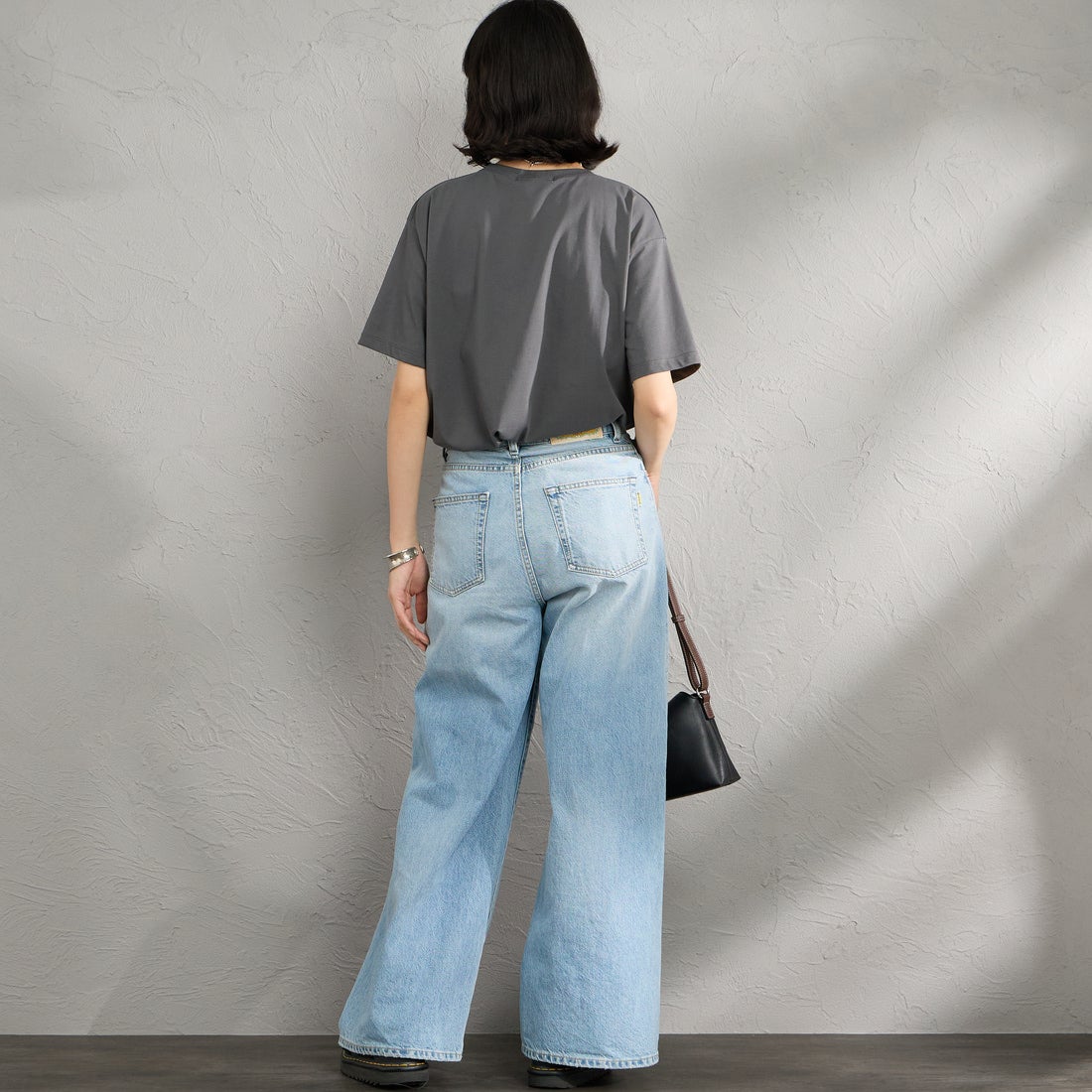 Maison de L'allure [メゾン ドゥ ラリュール] アソートボックス箔ロゴプリントTシャツ [M26312015] 08 CHARCOA &&モデル身長：162cm 着用サイズ：F&&