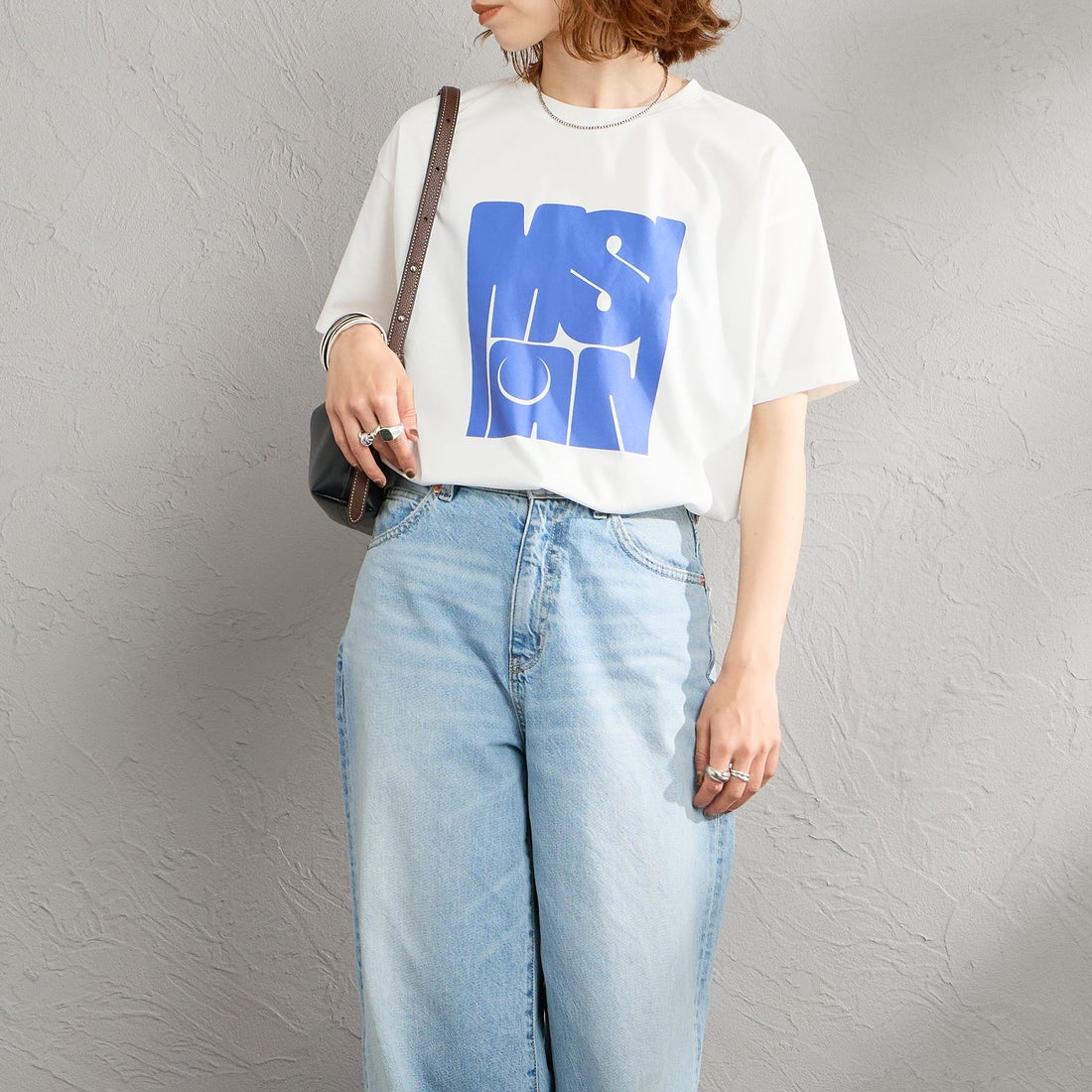 Maison de L'allure [メゾン ドゥ ラリュール] アソートアートロゴプリントTシャツ [M26312016] 01 WHITE &&モデル身長：158cm 着用サイズ：F&&