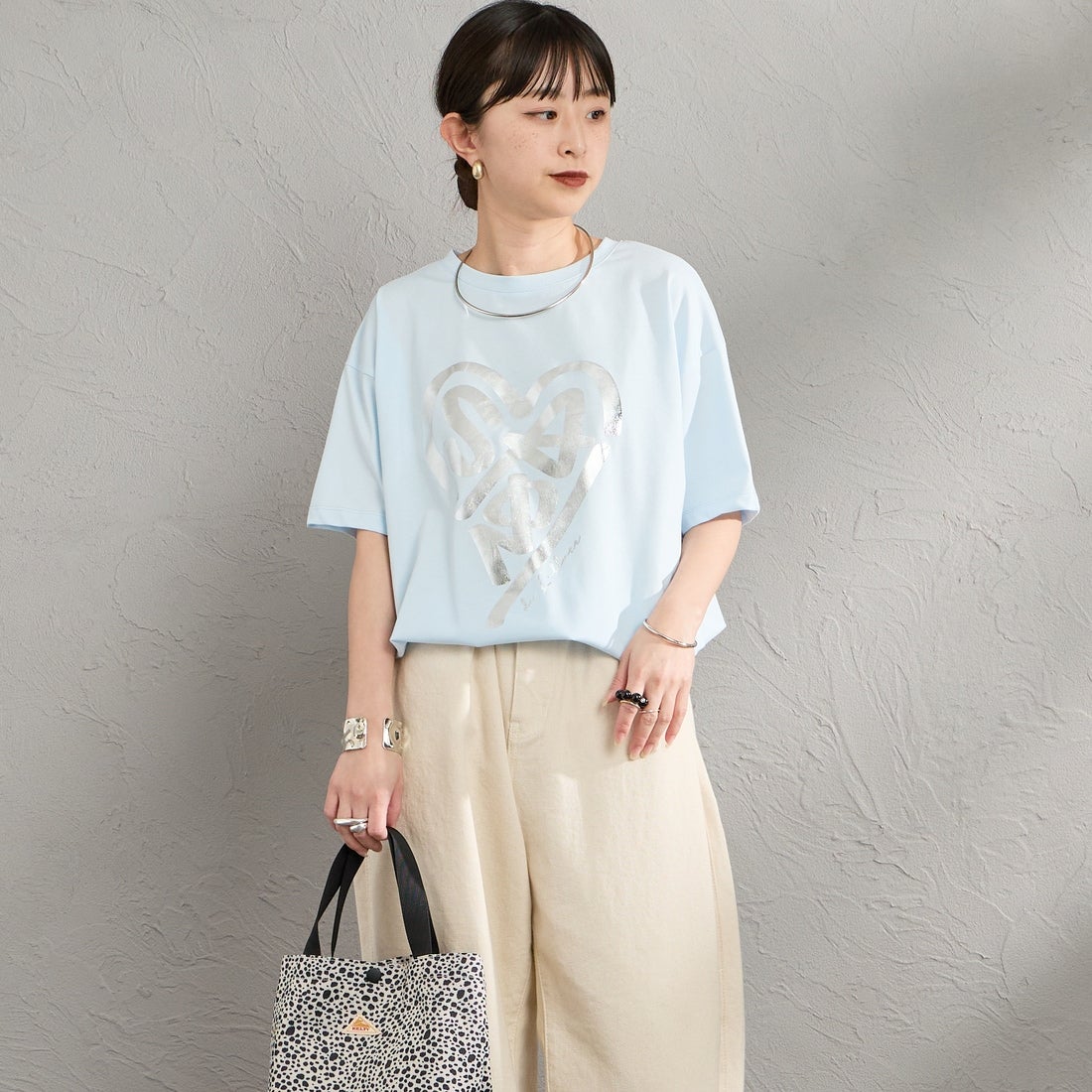 Maison de L'allure [メゾン ドゥ ラリュール] アソートアートロゴプリントTシャツ [M26312016] 10 BABYBLU &&モデル身長：150cm 着用サイズ：F&&
