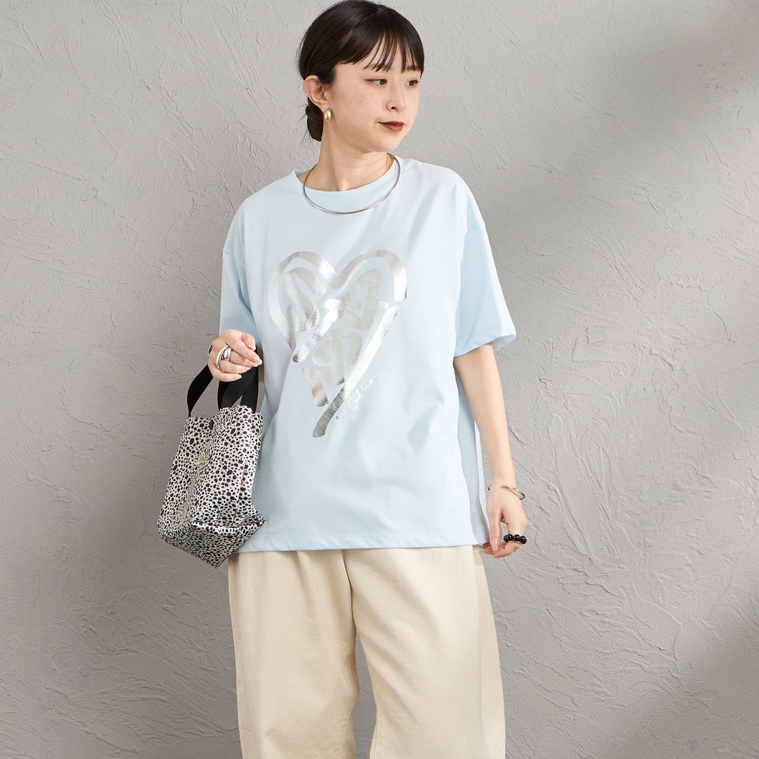 Maison de L'allure [メゾン ドゥ ラリュール] アソートアートロゴプリントTシャツ [M26312016] 10 BABYBLU &&モデル身長：150cm 着用サイズ：F&&