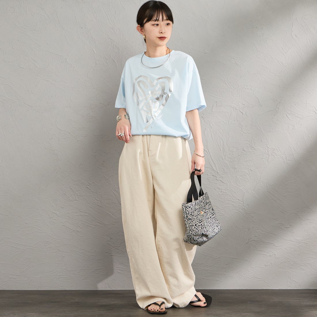 Maison de L'allure [メゾン ドゥ ラリュール] アソートアートロゴプリントTシャツ [M26312016] 10 BABYBLU &&モデル身長：150cm 着用サイズ：F&&