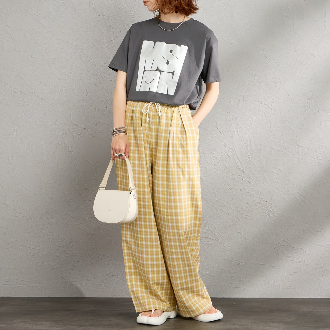 Maison de L'allure [メゾン ドゥ ラリュール] アソートアートロゴプリントTシャツ [M26312016] 08 CHARCOA &&モデル身長：158cm 着用サイズ：F&&