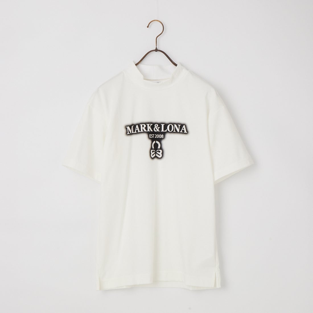 MARK & LONA [マークアンドロナ] スワロフスキーロゴ モックネックT