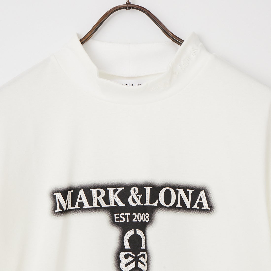 MARK & LONA [マークアンドロナ] スワロフスキーロゴ モックネックTシャツ [MLM-6A-AA04] WHITE