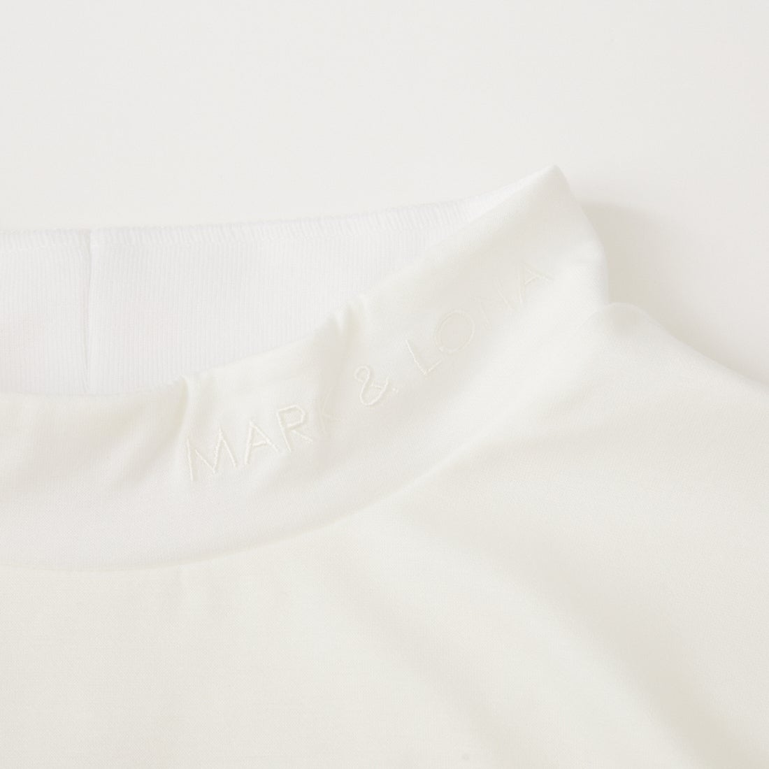 MARK & LONA [マークアンドロナ] スワロフスキーロゴ モックネックTシャツ [MLM-6A-AA04] WHITE