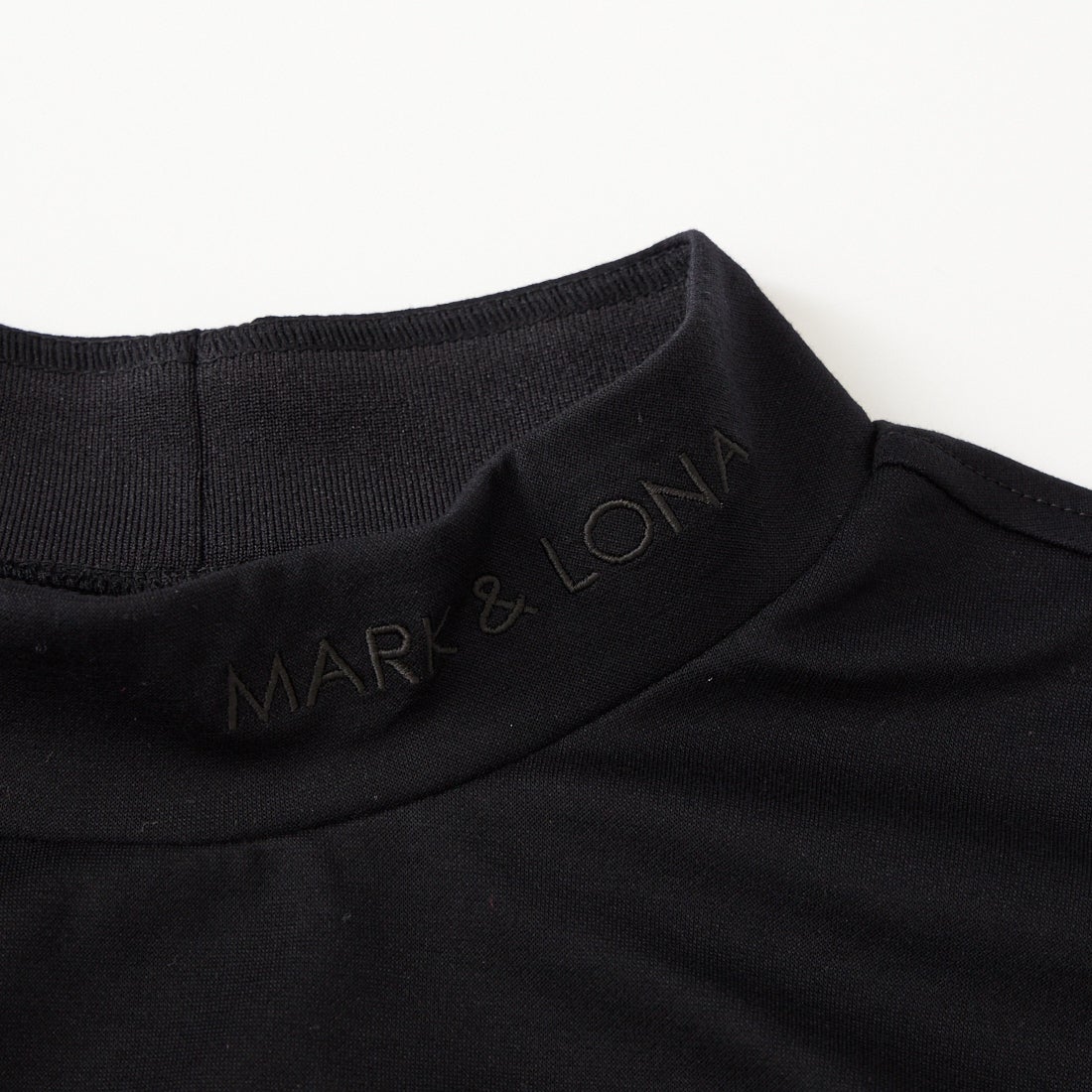 MARK & LONA [マークアンドロナ] スワロフスキーロゴ モックネックTシャツ [MLM-6A-AA04] BLACK