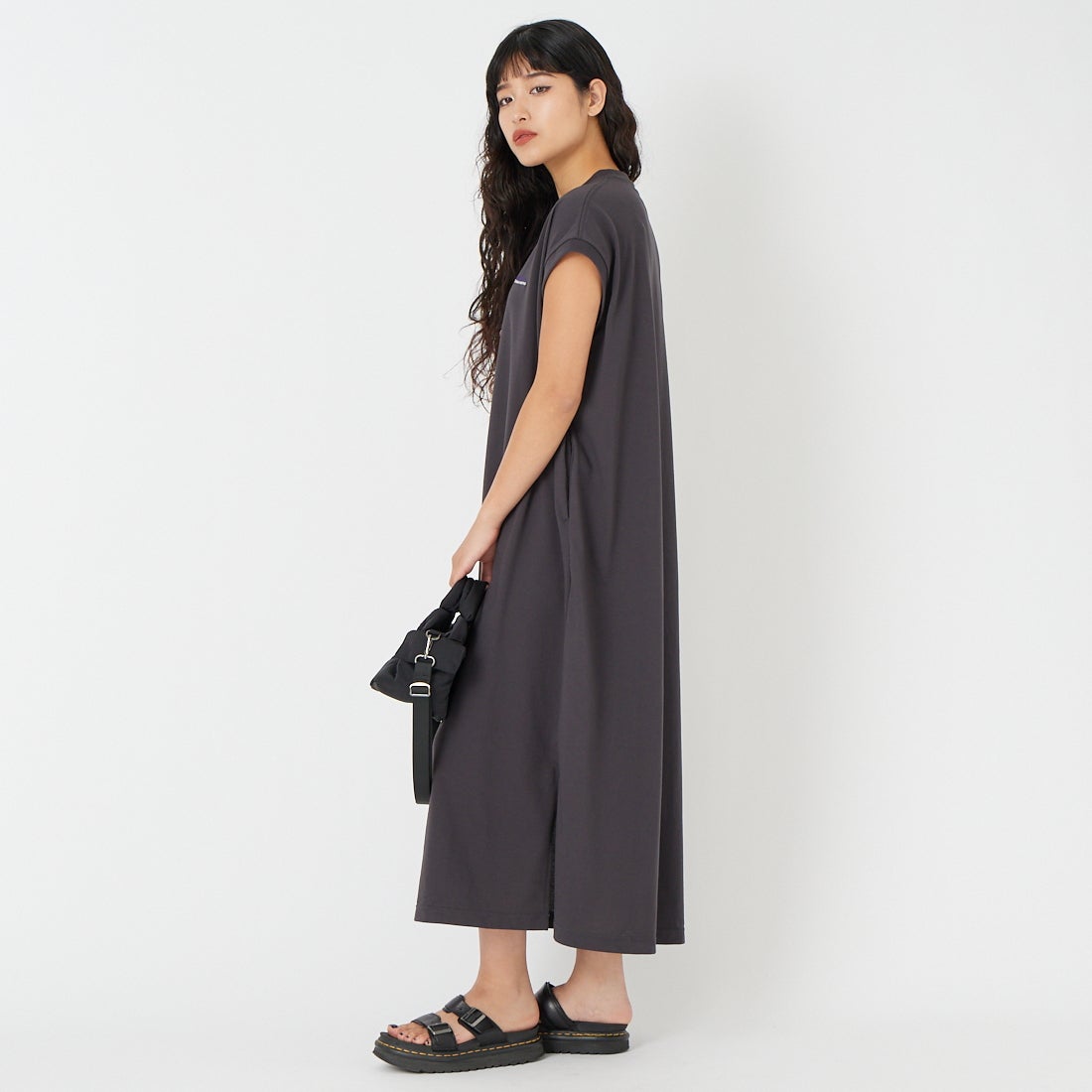 THOUSAND MILE [サウザンド マイル] フレンチスリーブワンピース [TM261TC00512] 19 CHARCOA &&モデル身長：162cm 着用サイズ：F&&